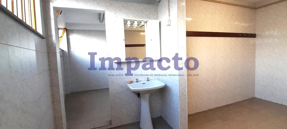 Armazém para Arrendamento em São João da Madeira Foto 24