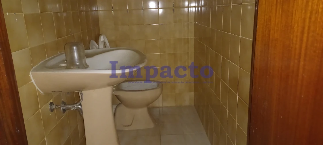 Loja para Arrendamento em São João da Madeira Foto 5