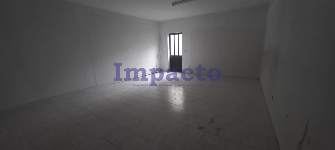 Loja para Arrendamento em São João da Madeira Foto 9