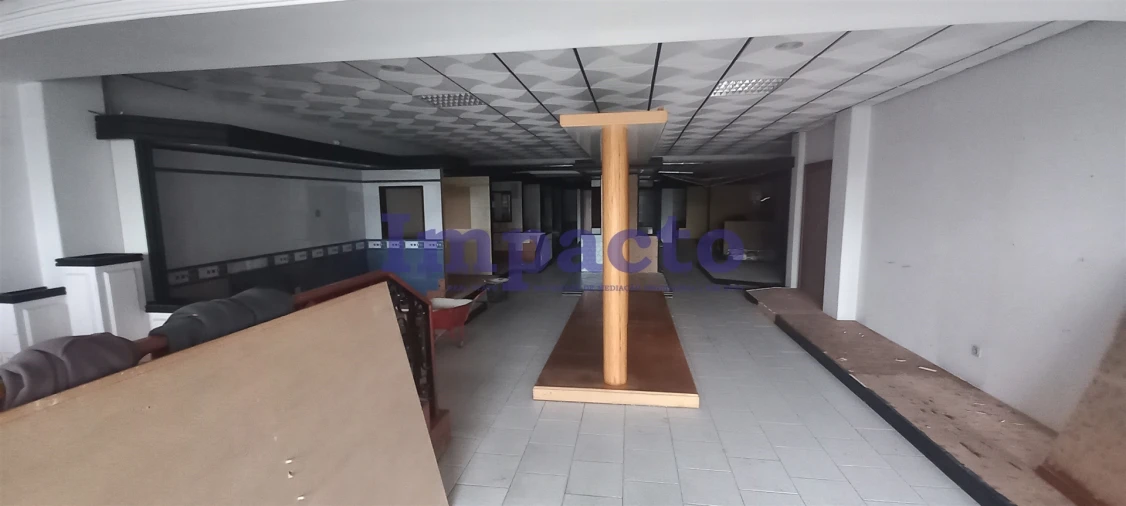 Loja para Arrendamento em São João da Madeira Foto 3