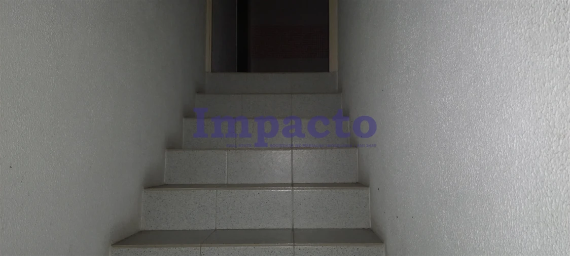 Loja para Arrendamento em São João da Madeira Foto 11