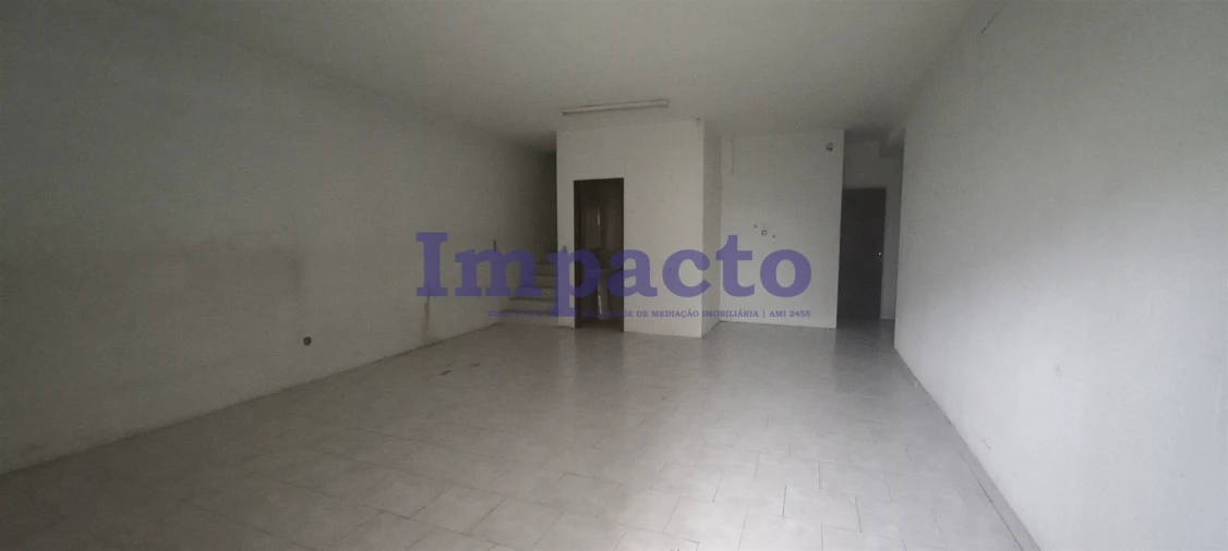 Loja para Arrendamento em São João da Madeira Foto 8