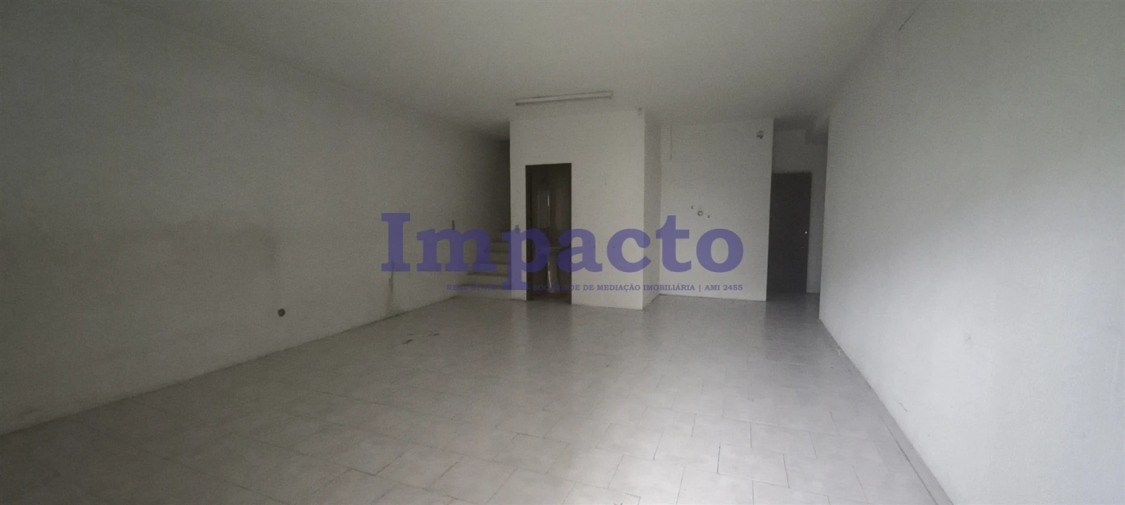 Loja para Arrendamento em São João da Madeira Foto 8