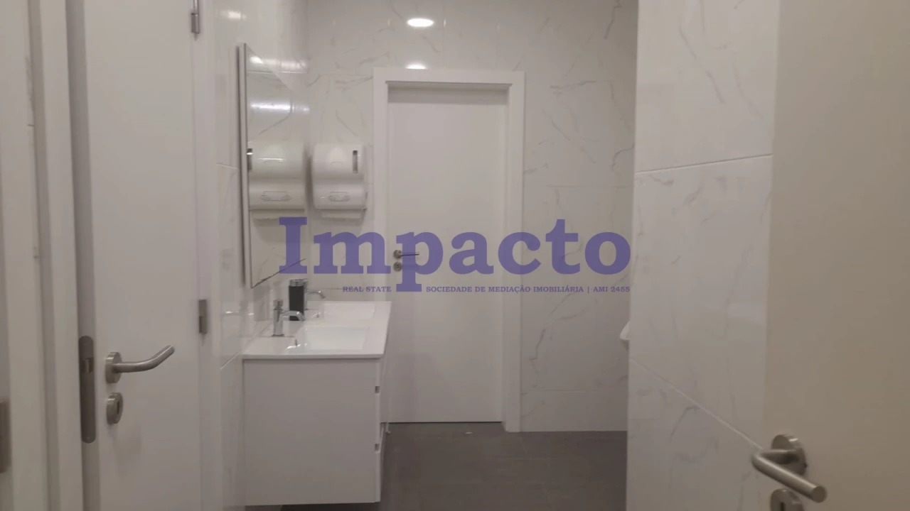 Armazém para Venda em Canelas Foto 6