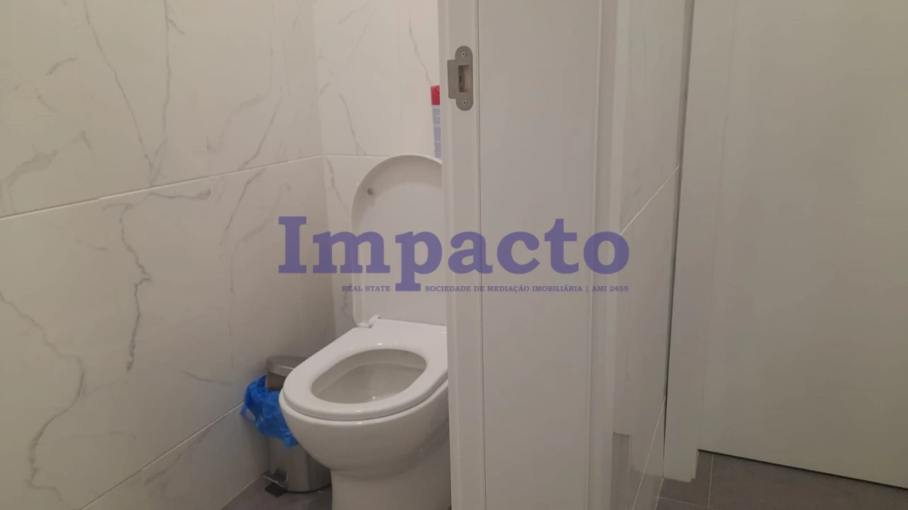 Armazém para Venda em Canelas Foto 22