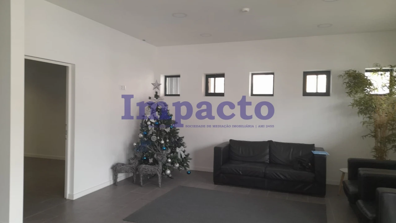 Armazém para Venda em Canelas Foto 3