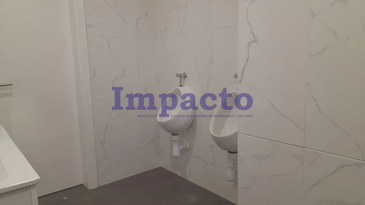 Armazém para Venda em Canelas Foto 24