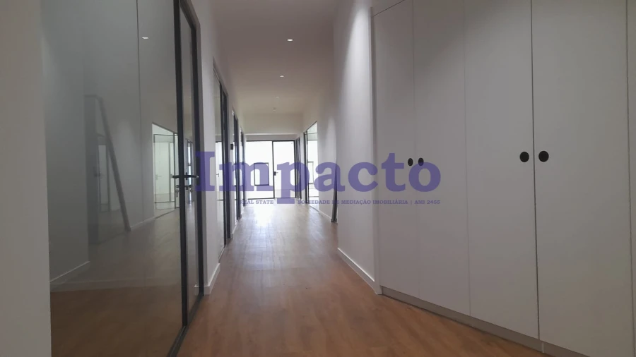 Armazém para Venda em Canelas Foto 17