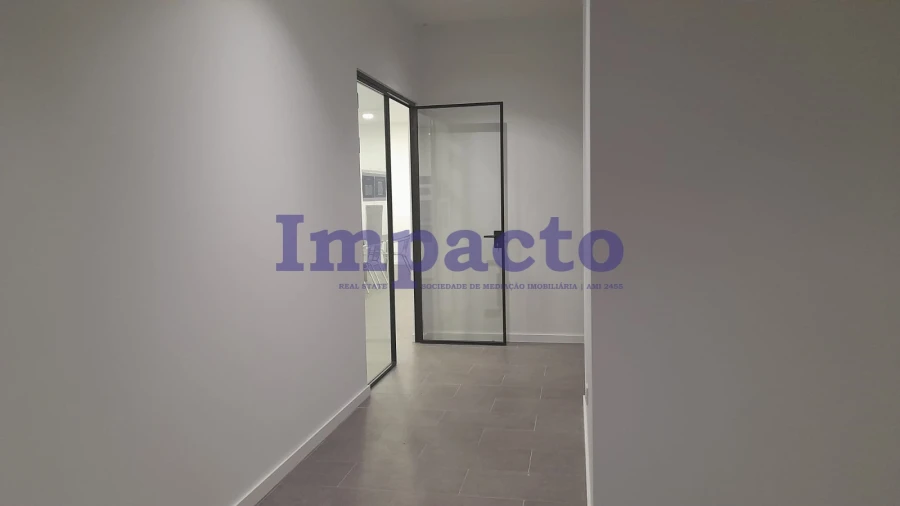 Armazém para Venda em Canelas Foto 21