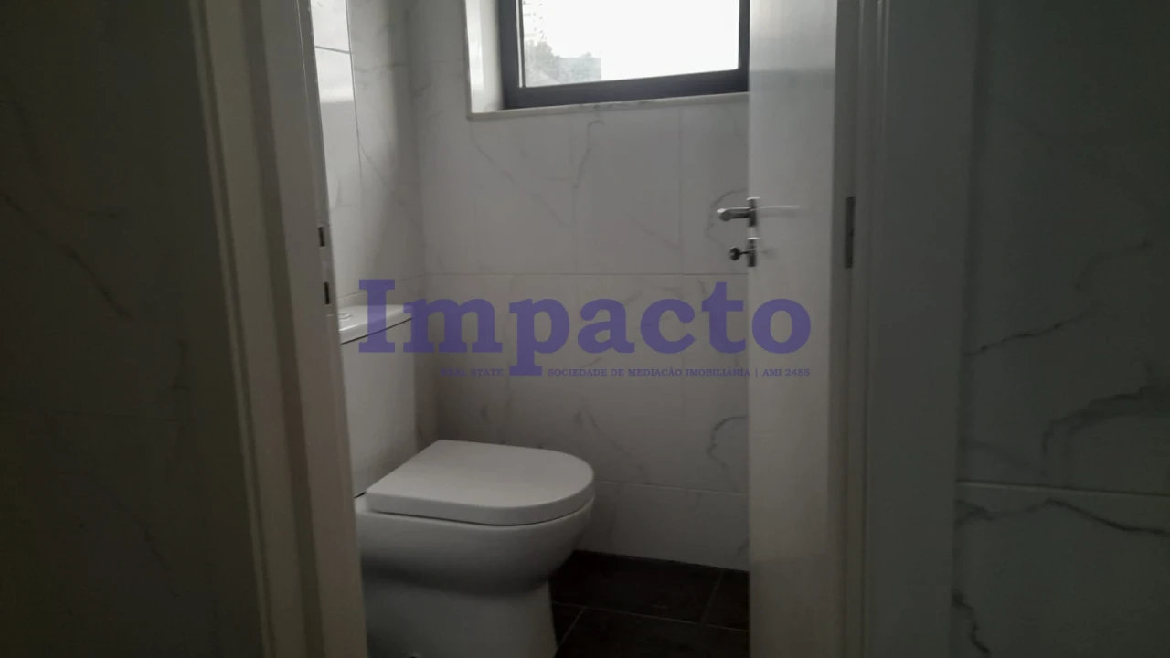 Armazém para Venda em Canelas Foto 18