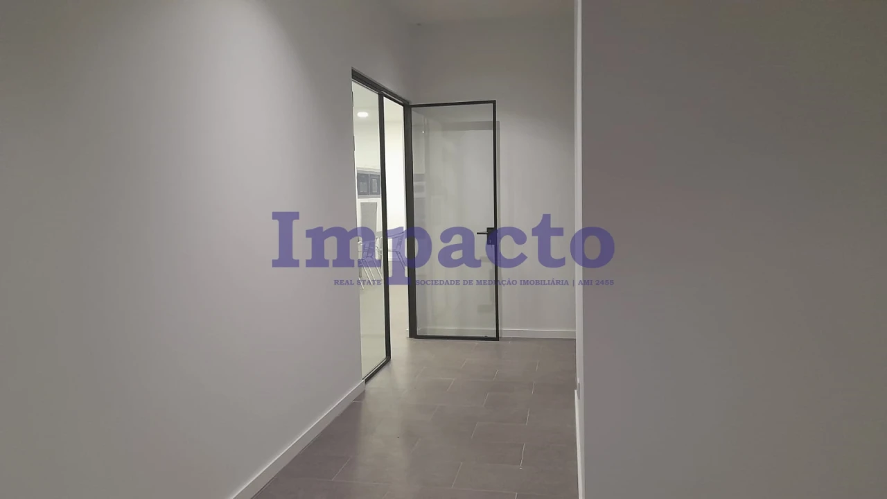 Armazém para Venda em Canelas Foto 21