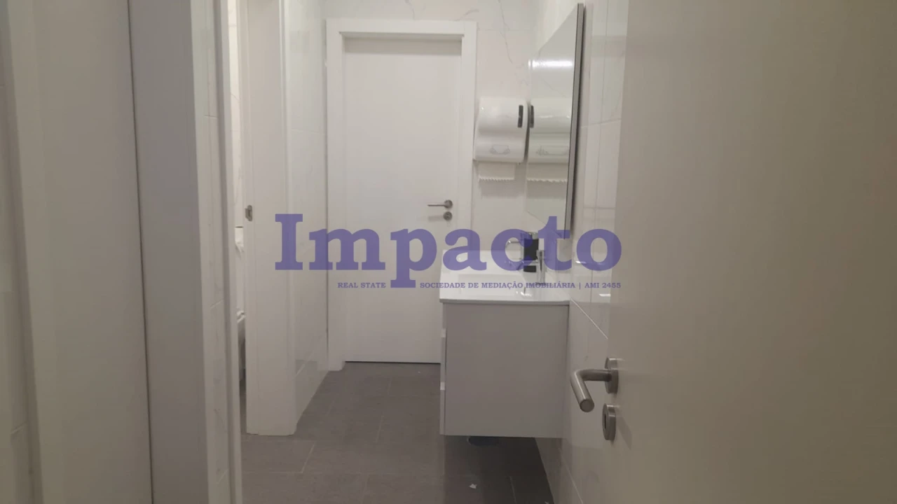 Armazém para Venda em Canelas Foto 23