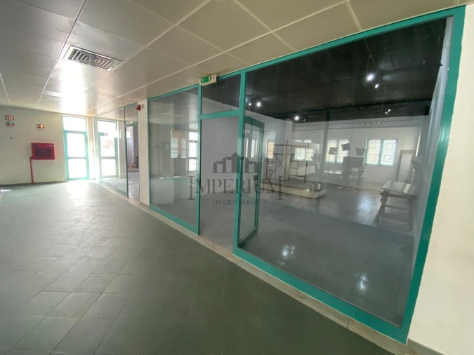 Loja para Arrendamento em Carregado e Cadafais Foto 1