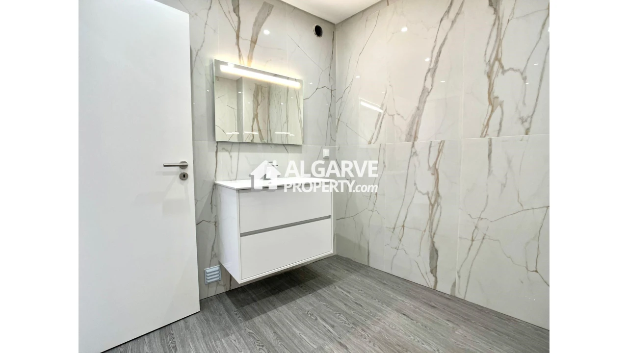 Apartamento T3 para Venda em Quelfes Foto 16