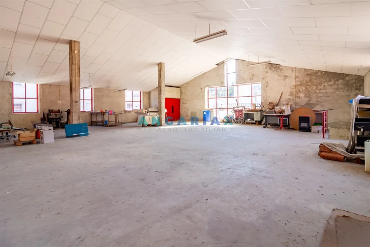 Armazém para Venda em Batalha Foto 3