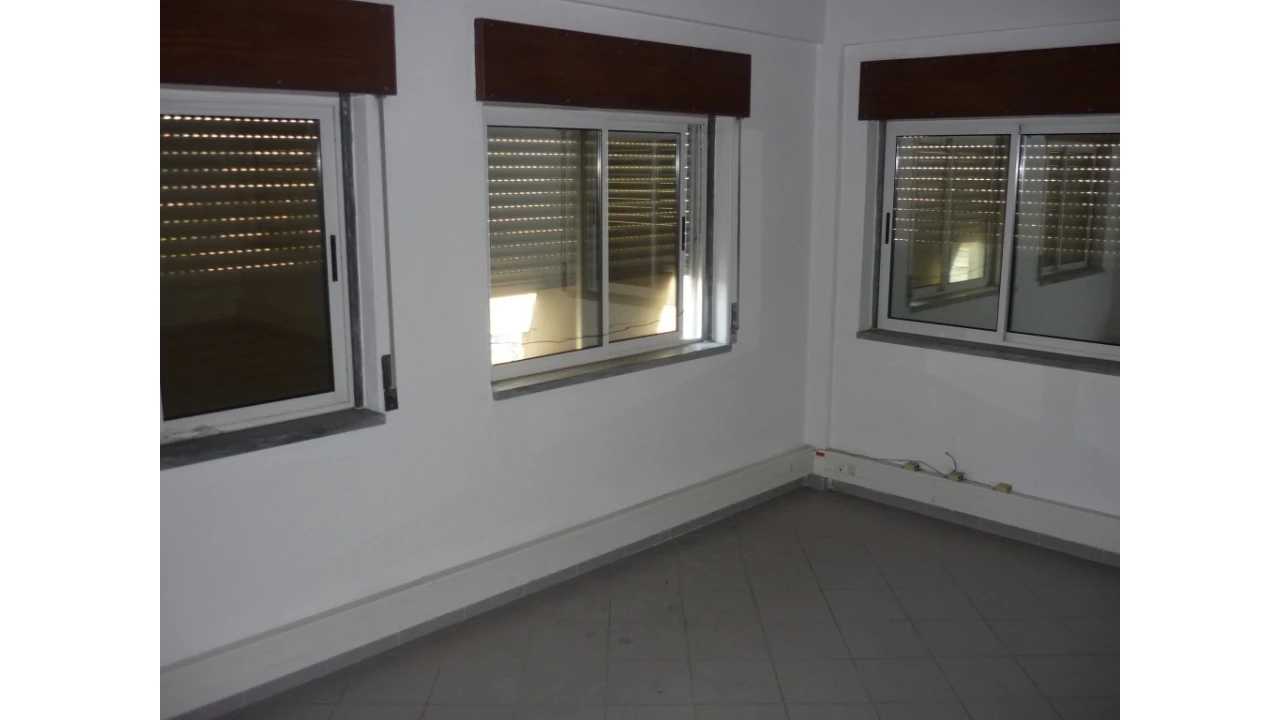 Escritório para Arrendamento em Rio de Mouro Foto 1