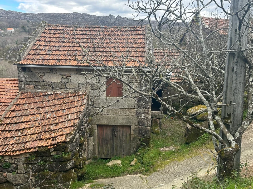 Moradia T0 para Venda em Castro Laboreiro e Lamas de Mouro Foto 1