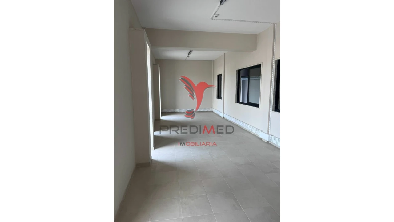 Armazém para Arrendamento em Santo António dos Cavaleiros e Frielas Foto 9