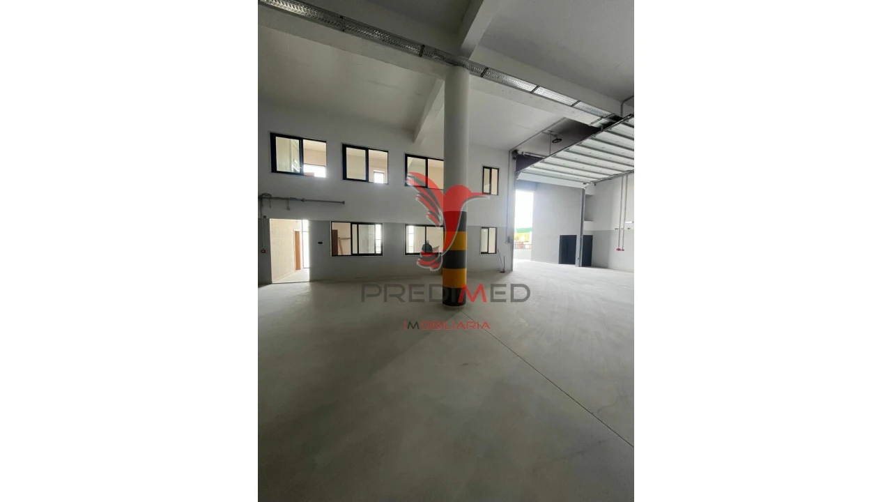 Armazém para Arrendamento em Santo António dos Cavaleiros e Frielas Foto 4