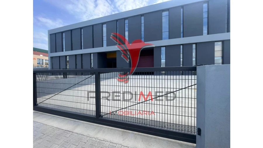 Armazém para Arrendamento em Santo António dos Cavaleiros e Frielas Foto 1