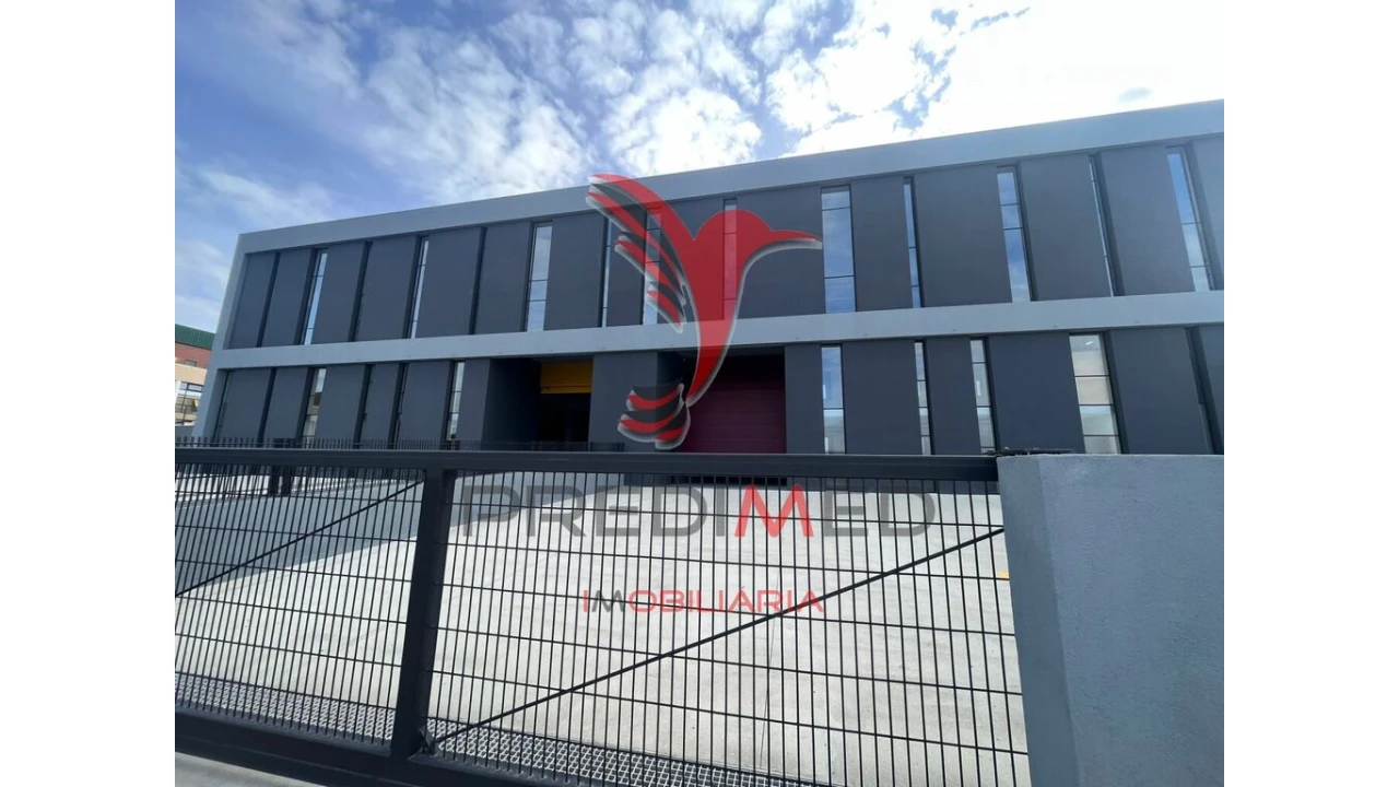 Armazém para Arrendamento em Santo António dos Cavaleiros e Frielas Foto 2