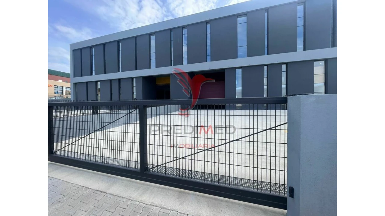 Armazém para Arrendamento em Santo António dos Cavaleiros e Frielas Foto 15