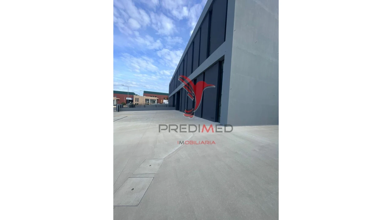 Armazém para Arrendamento em Santo António dos Cavaleiros e Frielas Foto 3