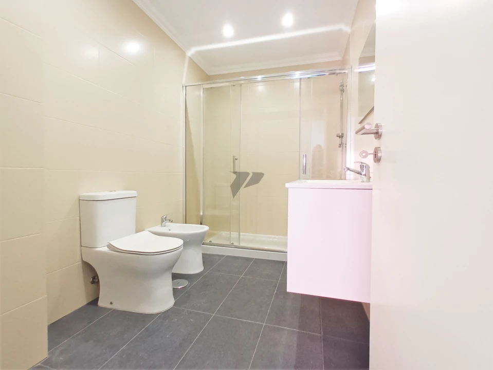 Apartamento T3 para Venda em Seixal Foto 12