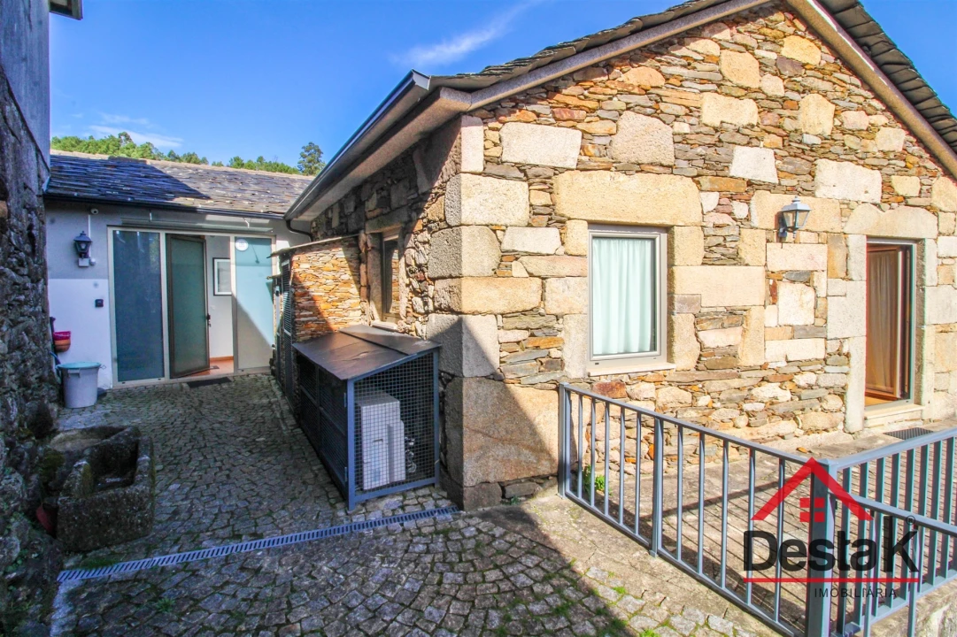 Moradia T4 para Venda em Carvalhais e Candal Foto 1