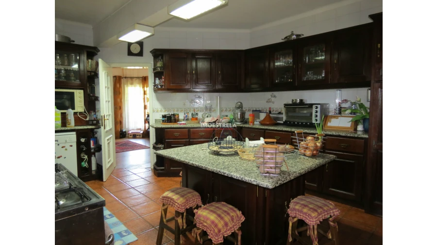 Moradia T6 para Venda em Seia, São Romão e Lapa dos Dinheiros Foto 12