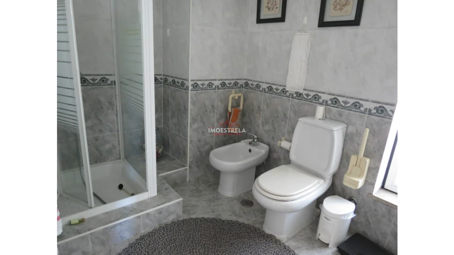 Moradia T6 para Venda em Seia, São Romão e Lapa dos Dinheiros Foto 8