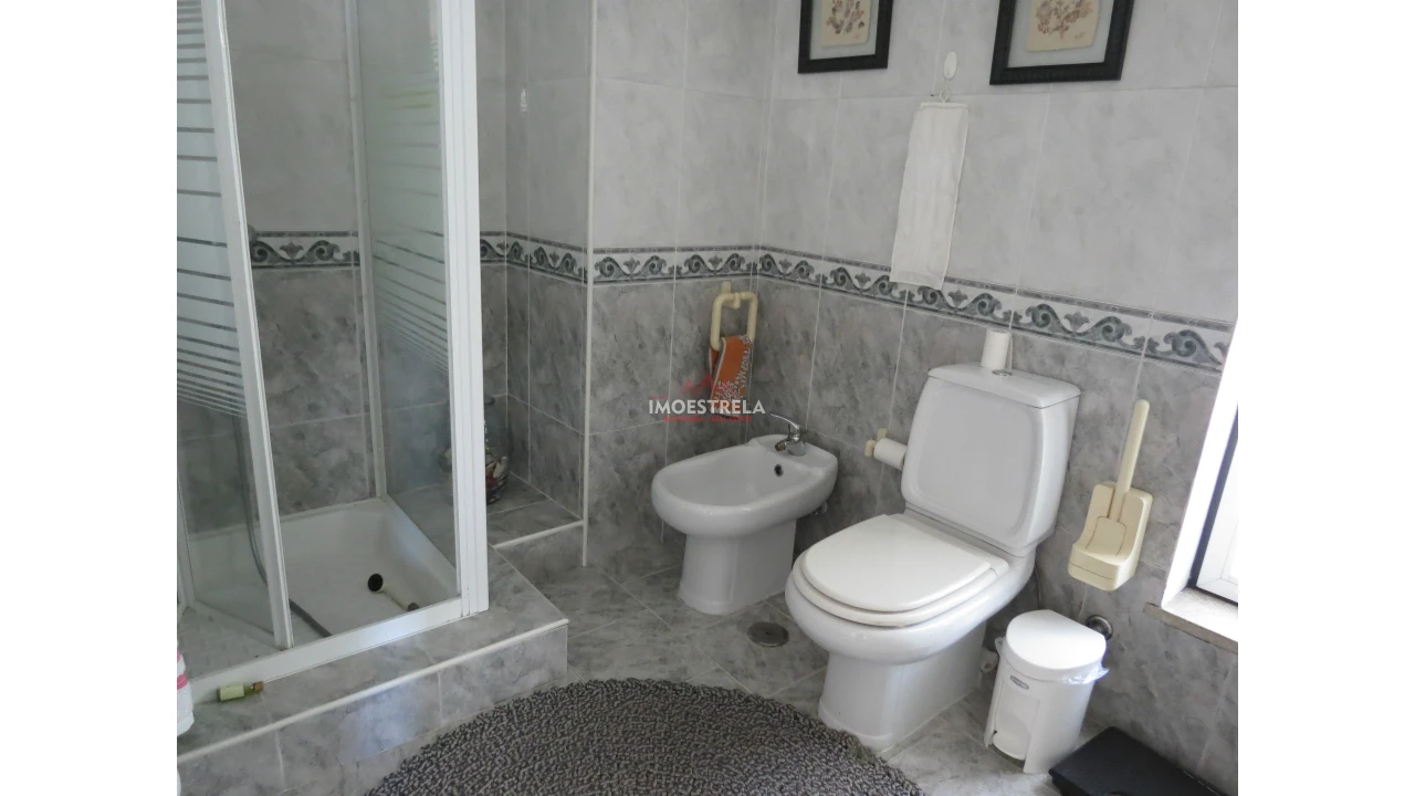 Moradia T6 para Venda em Seia, São Romão e Lapa dos Dinheiros Foto 8