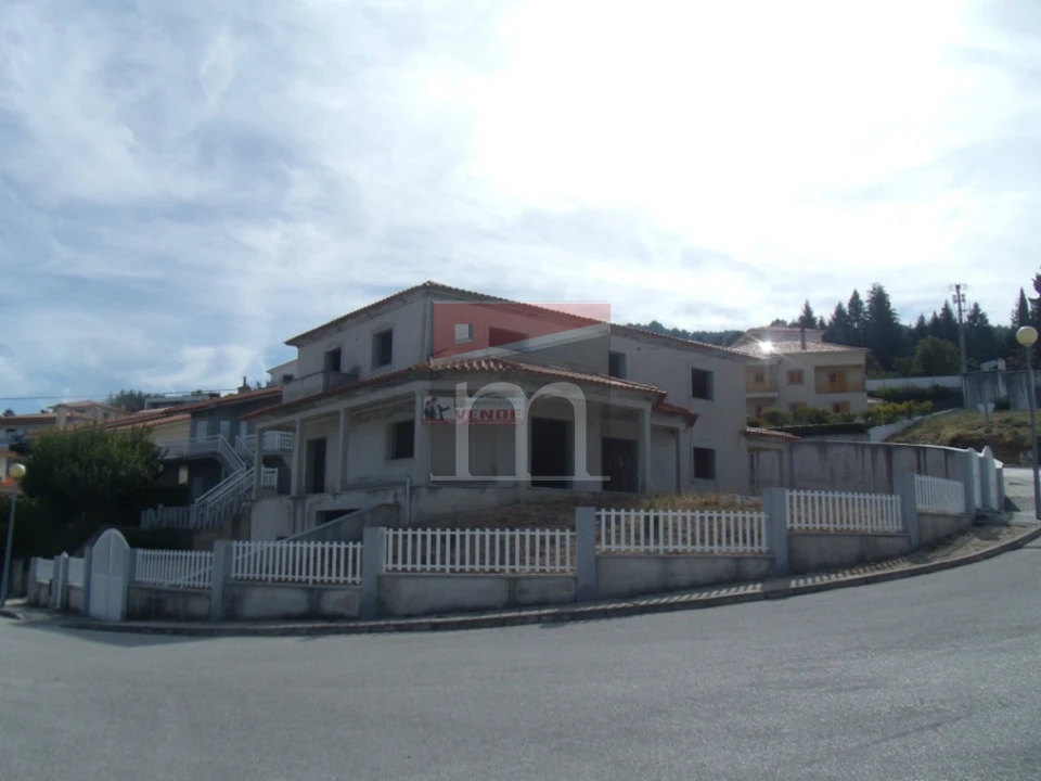 Moradia T4 para Venda em Gouveia (São Pedro e São Julião) Foto 1