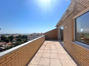 Apartamento T2 para Arrendamento em Aldoar, Foz do Douro e Nevogilde