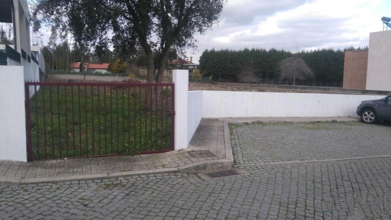 Terreno para Venda em Castêlo da Maia Foto 1