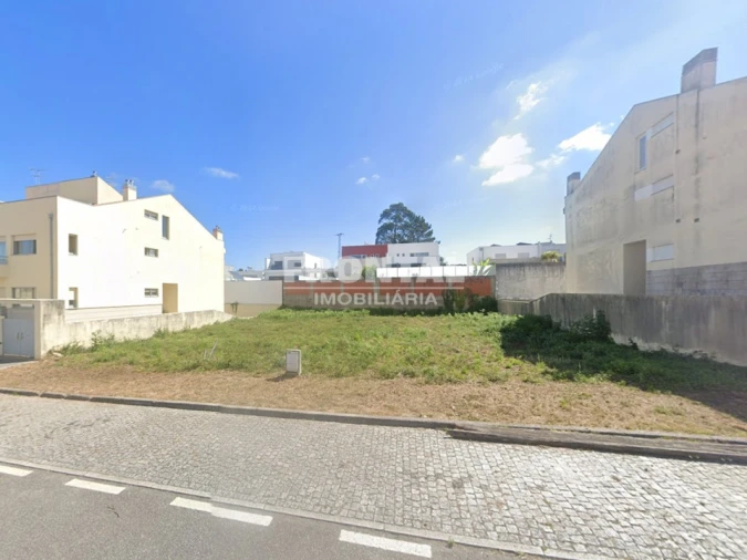 Terreno para Venda em Castêlo da Maia Foto 2
