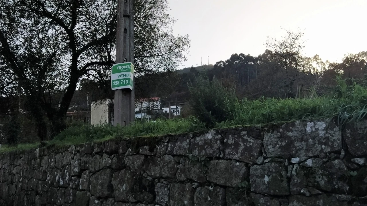 Terreno para Venda em Gondarem Foto 2