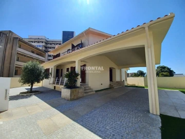 Moradia T5 para Venda em Gulpilhares e Valadares