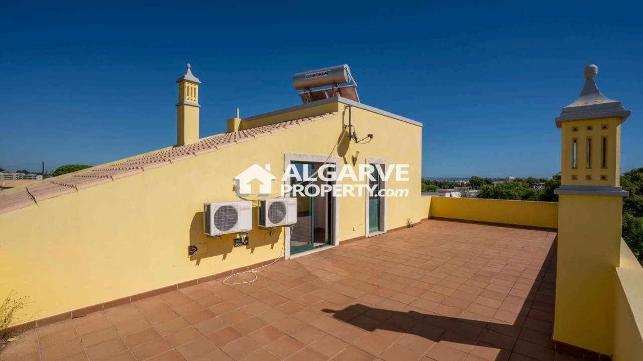 Apartamento T4 para Venda em Quelfes Foto 38