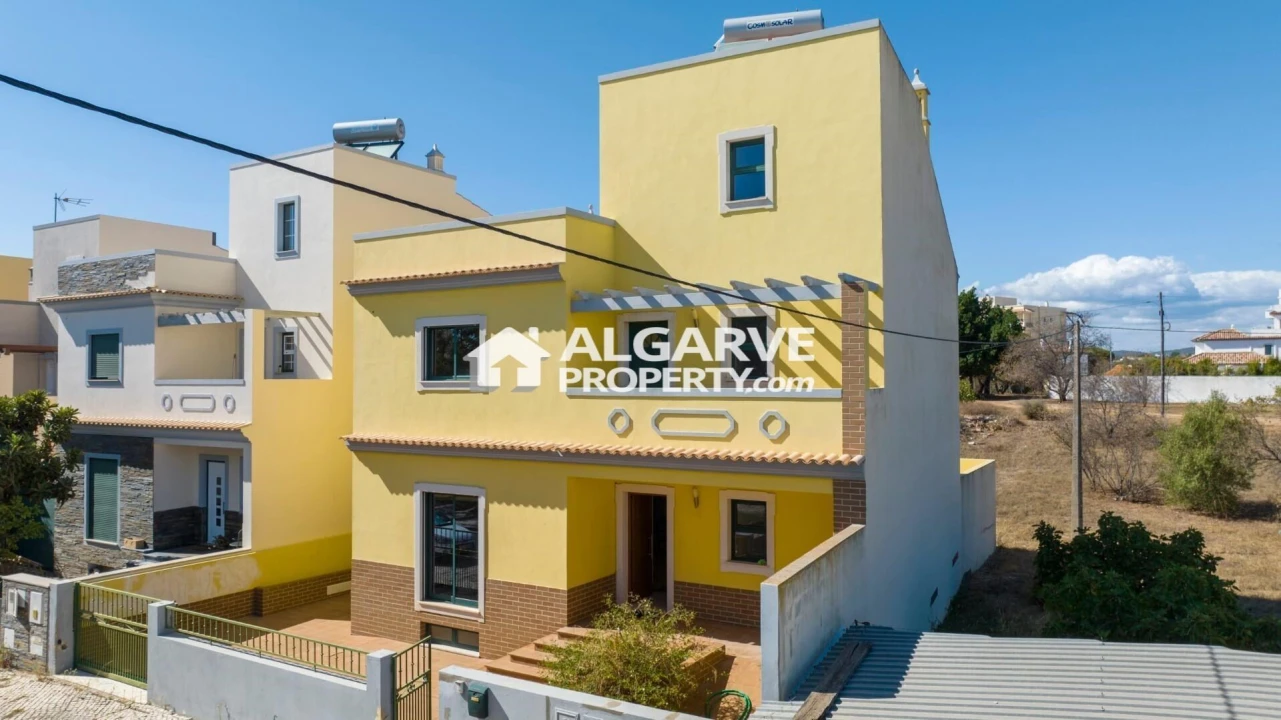 Apartamento T4 para Venda em Quelfes Foto 6