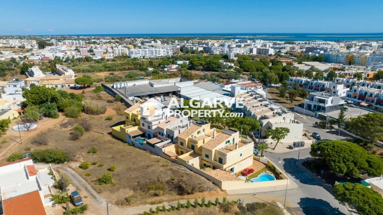 Apartamento T4 para Venda em Quelfes Foto 40