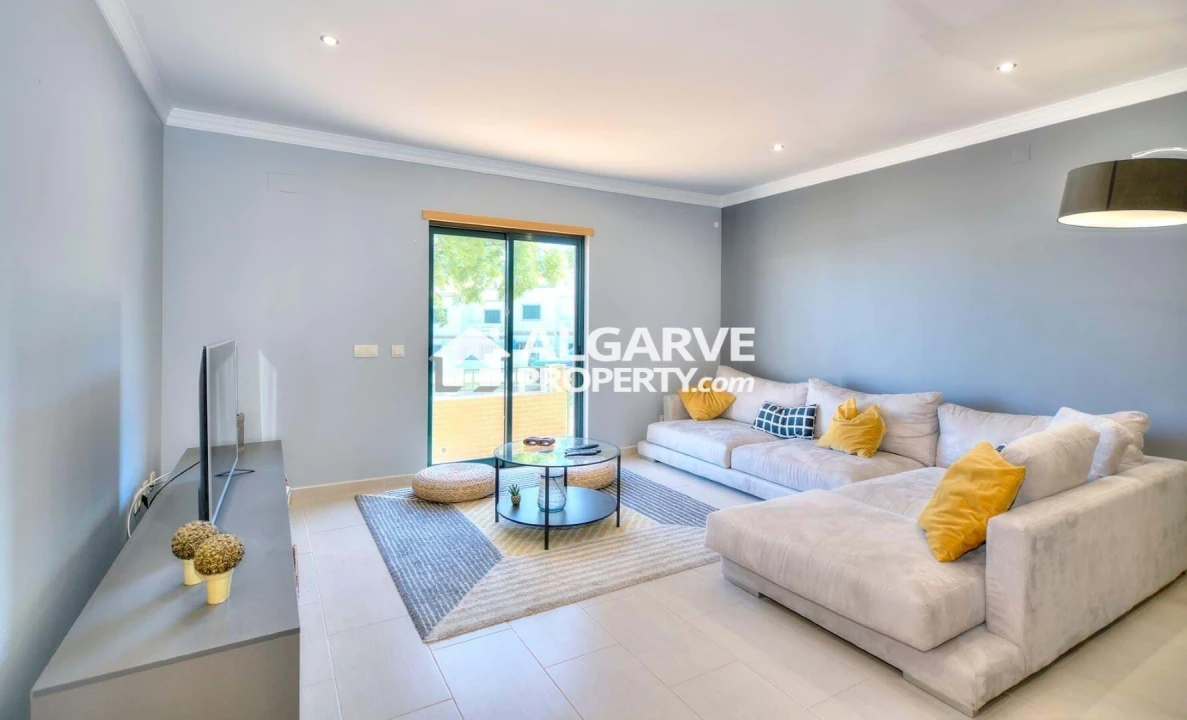 Apartamento T4 para Venda em Quelfes Foto 1