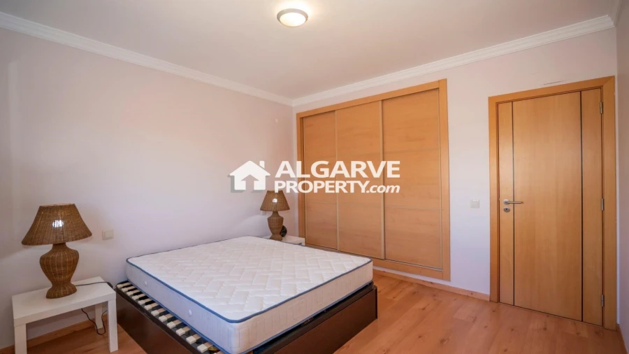 Apartamento T4 para Venda em Quelfes Foto 32
