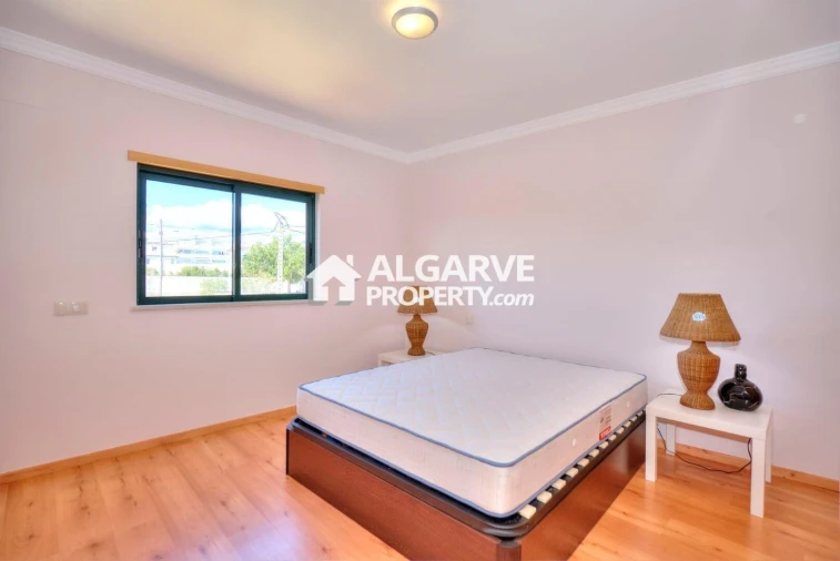 Apartamento T4 para Venda em Quelfes Foto 31