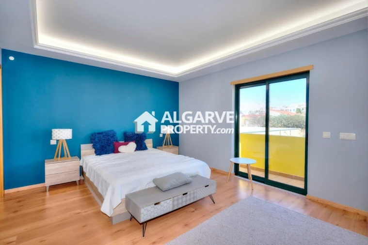 Apartamento T4 para Venda em Quelfes Foto 4
