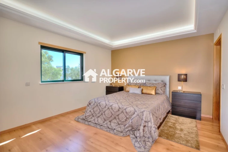 Apartamento T4 para Venda em Quelfes Foto 21