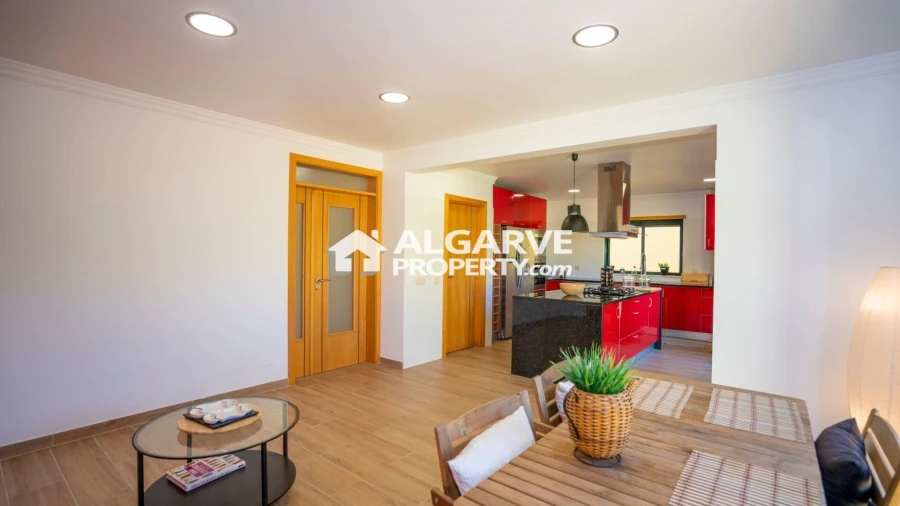 Apartamento T4 para Venda em Quelfes Foto 12