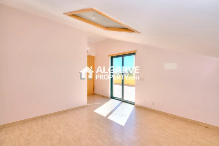 Apartamento T4 para Venda em Quelfes Foto 37