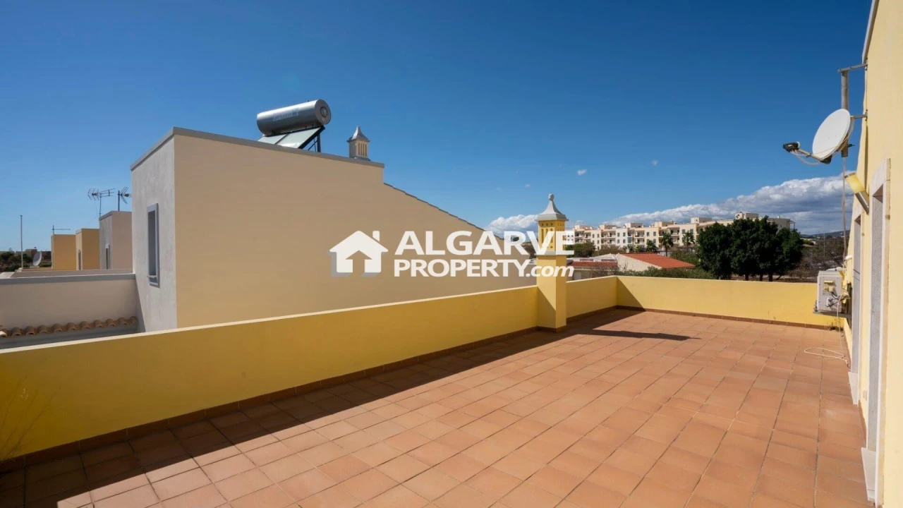 Apartamento T4 para Venda em Quelfes Foto 39
