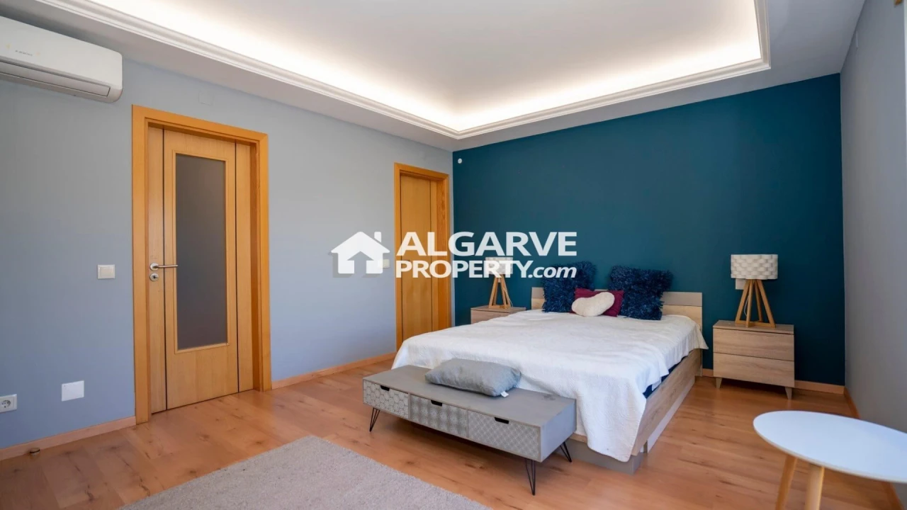 Apartamento T4 para Venda em Quelfes Foto 25